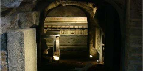 Sepolcro degli Scipioni, interno con sarcofago Sepolcro degli Scipioni, interno con sarcofago