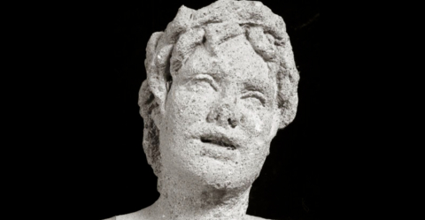 particolare (testa) della Statua di Orfeo in peperino