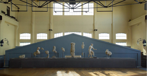 dell’immagine Il frontone del tempio di Apollo Sosiano nella Sala Macchine della Centrale Montemartini @Sovrintendenza Capitolina, foto di Z. Colantoni