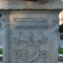 Fontana della Navicella, particolare dello stemma Medici sul basamento