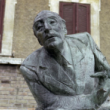 Particolare del Monumento a Trilussa