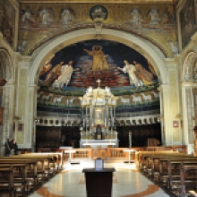 Interno della basilica dei Santi Cosma e Damiano, ricavata in un’aula del Foro della Pace. I mosaici dell’arco trionfale e dell’abside sono dell’epoca di papa Felice IV