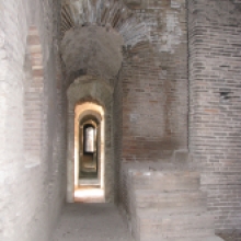 Mura Aureliane, Settore J da Porta Metronia a Porta Latina - Il camminamento inferiore visto dalla torre J08 Mura Aureliane, Settore J da Porta Metronia a Porta Latina - Il camminamento inferiore visto dalla torre J08