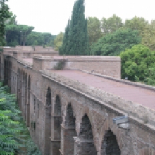 Mura Aureliane, Settore J da Porta Metronia a Porta Latina - Il camminamento superiore e arcate del camminamento inferiore visti dalla torre J13 Mura Aureliane, Settore J da Porta Metronia a Porta Latina - Il camminamento superiore e arcate del camminamento inferiore visti dalla torre J13