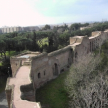 Mura Aureliane, Settore L Tratto da Porta S. Sebastiano a Porta Ardeatina - Il camminamento superiore e le torri Mura Aureliane, Settore L Tratto da Porta S. Sebastiano a Porta Ardeatina - Il camminamento superiore e le torri