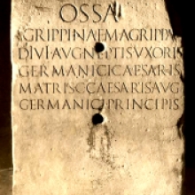 1 Mausoleo di Augusto Iscizione sull'urna di Agrippina