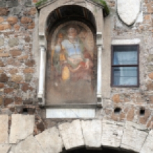 Edicola con la figura di S.Pietro sul prospetto di porta S.Paolo