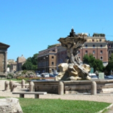 Veduta della Fontana dei Tritoni in piazza Bocca della Verità