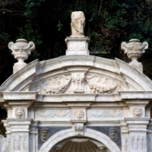 Fontana del Prigione, particolare con la statua di Esculapio