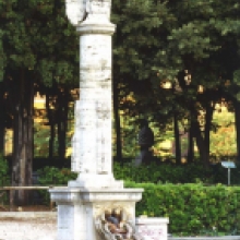 Fontana in piazza Mazzini, particolare di una delle colonne