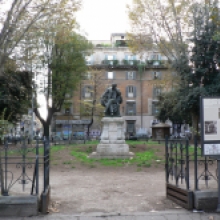 Il monumento all’interno del giardino