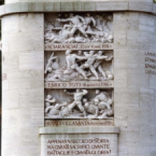 Il basamento, lato destro Il basamento, lato destro