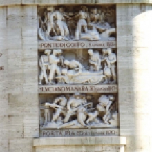 Il basamento, lato sinistro Il basamento, lato sinistro